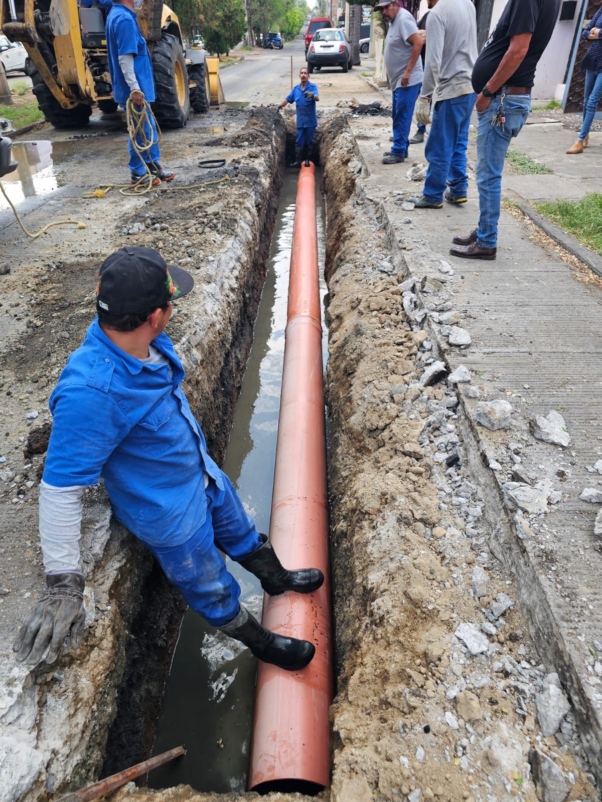 Adolfo Torres coordina trabajos de rehabilitación sanitaria en boulevard de Las Primaveras