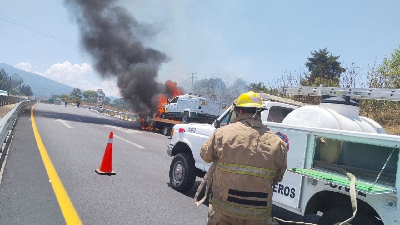 Incendio consume grúa y camioneta que remolcaba, en la autopista Siglo XXI 