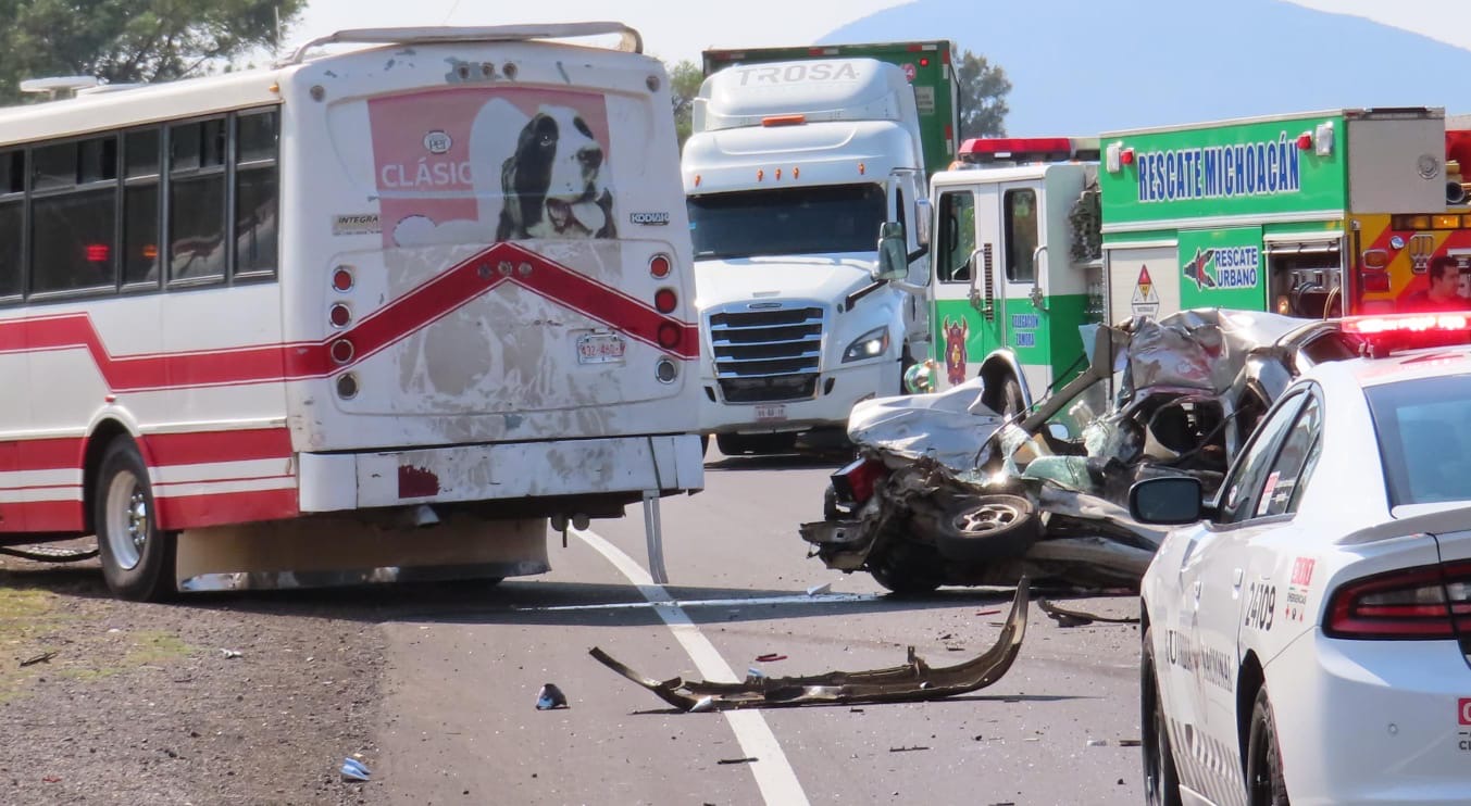 Brutal choque entre camión de pasajeros y auto, deja un muerto y 4 heridos leves en Zamora