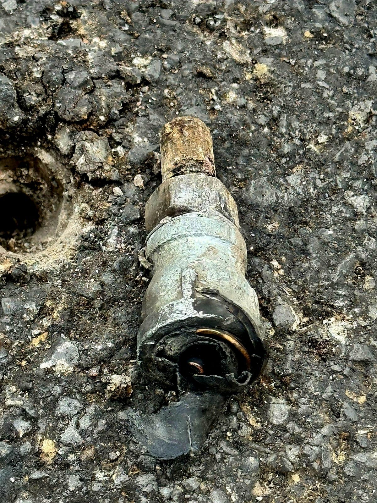 Hallan restos de artefact0 explosiv0s arrojad0 desde un dron en la región de Zinapécuaro 