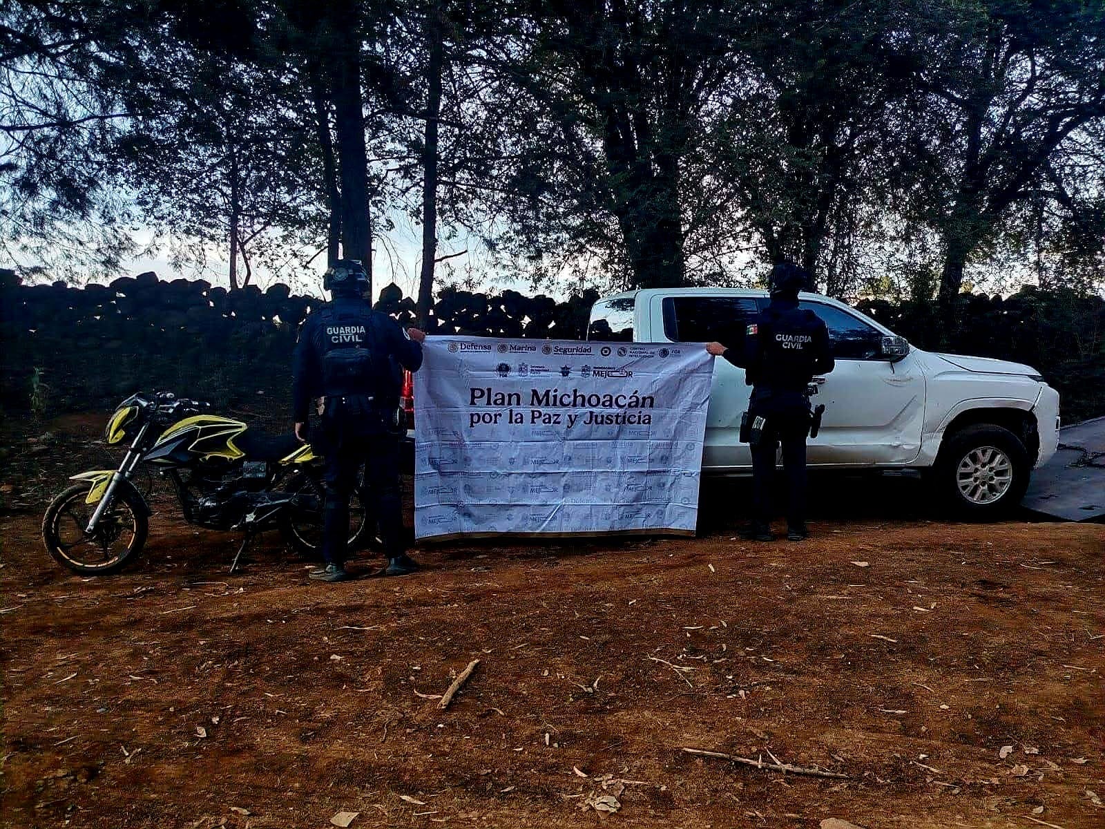 GC asegura dos vehículos robados y chalecos tácticos en Pátzcuaro 