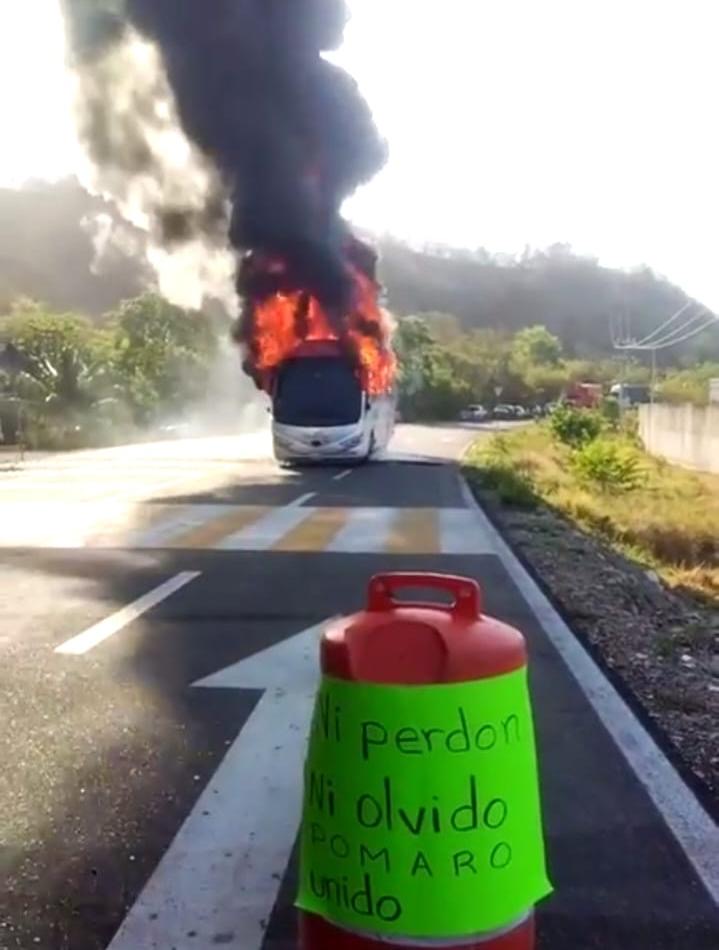Bloqueo y quema de vehículos tras homicidi0 de autoridades comunales de Pomaro