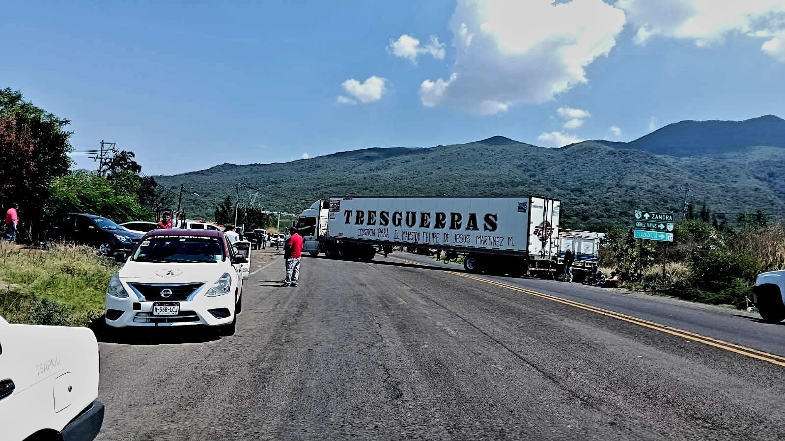 Bloquean carretera de Tangancícuaro por homicidi0 de maestro en Aquila