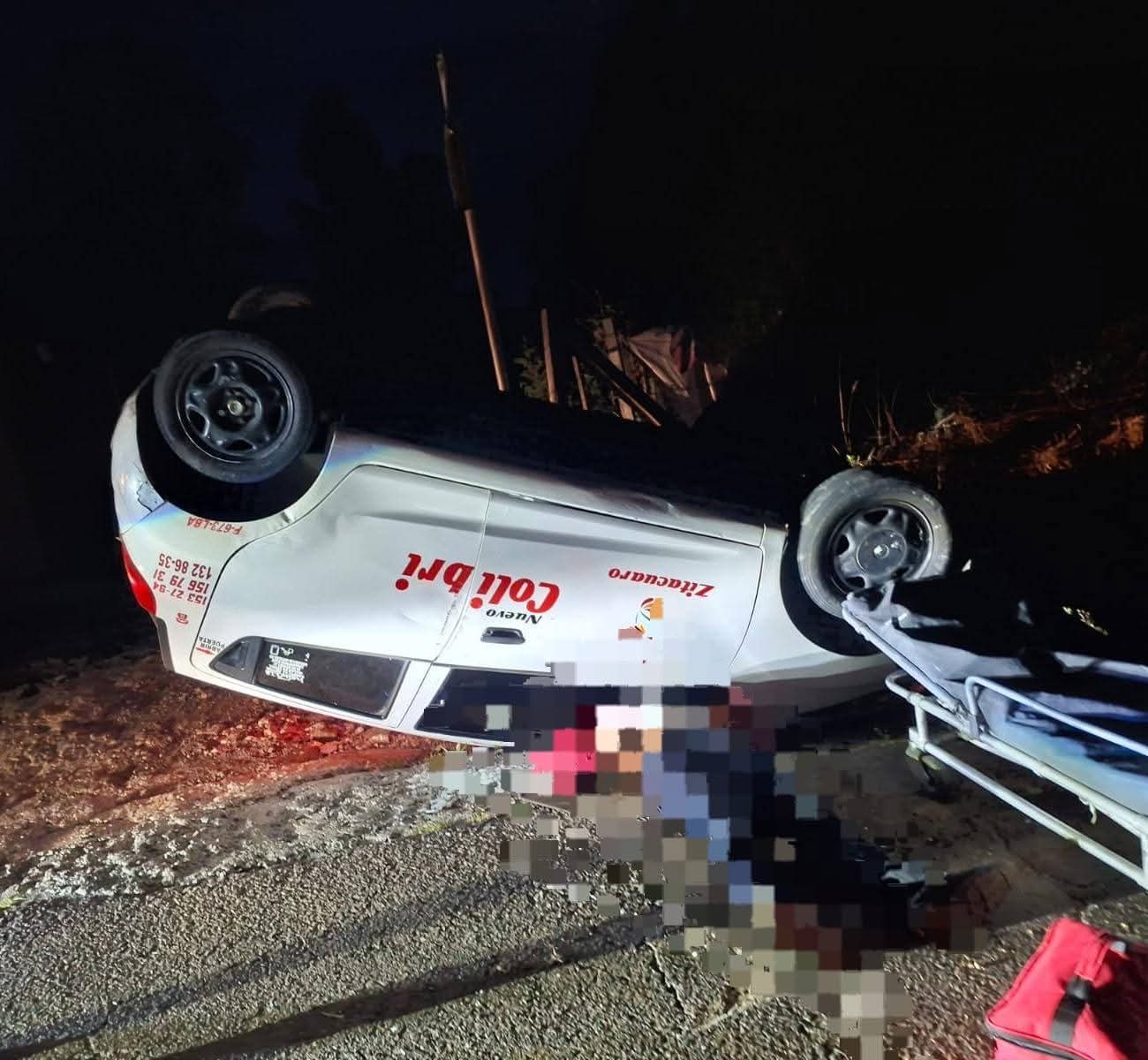 Taxista queda herido tras la volcadura de su auto en la Zitácuaro-Aputzio