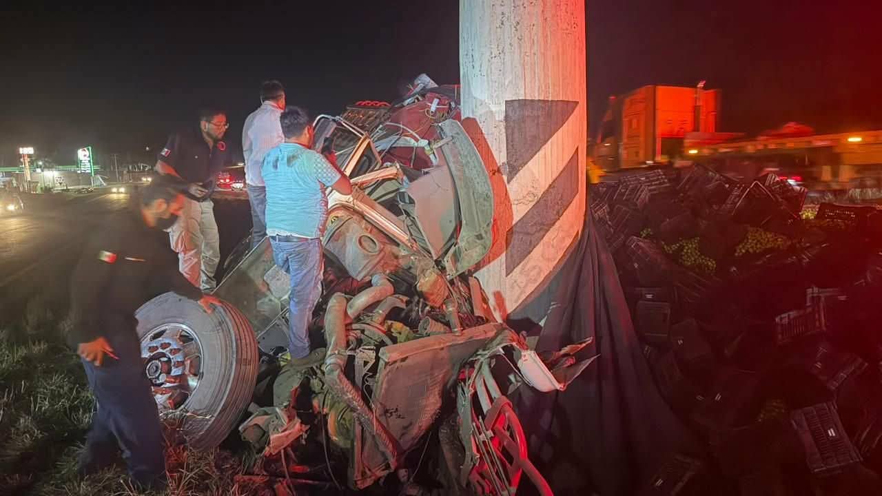 Camión limonero choca contra base de puente en la Morelia-Pátzcuaro; hay un muerto y un herido 