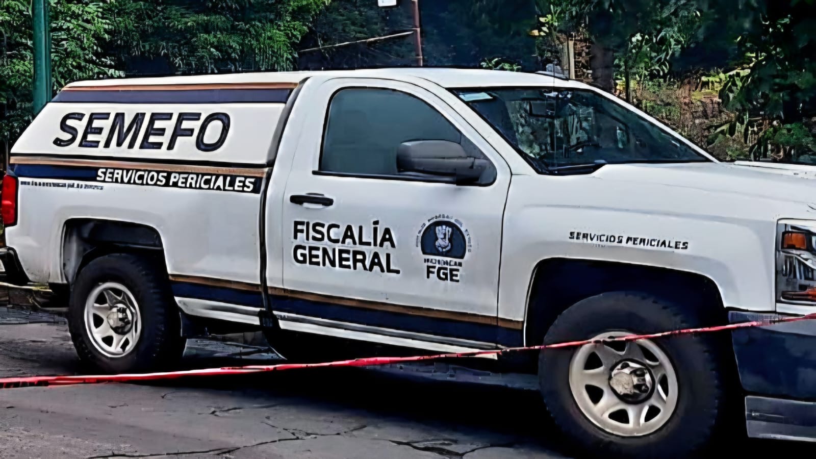 Hallan a hombre muerto y suspendido de un árbol en La Hacienda, Morelia