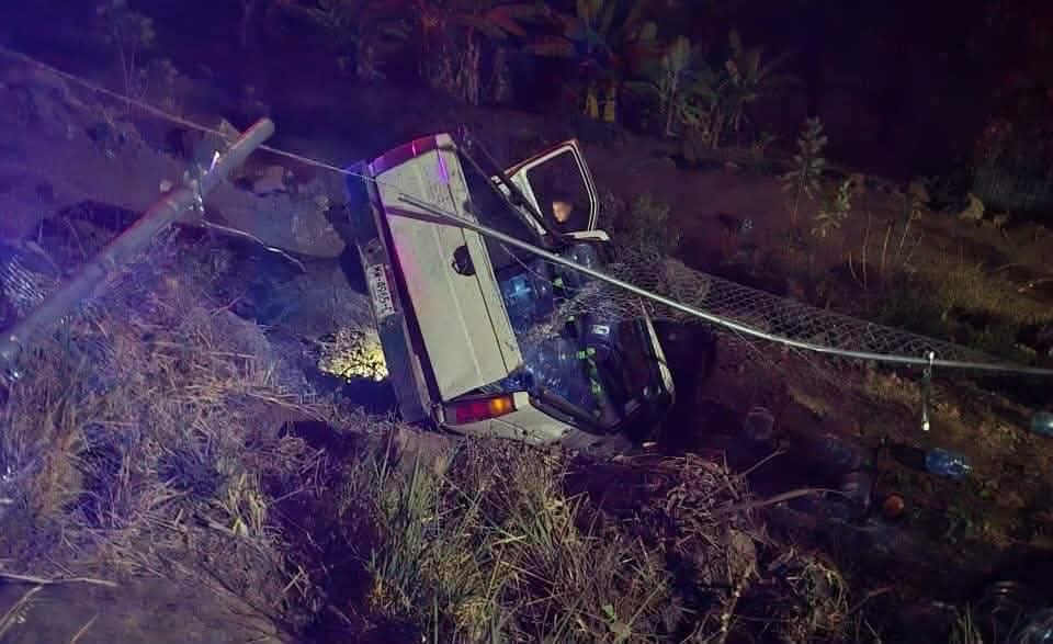 Camioneta se desbarranca en Tacámbaro; seis integrantes de una familia resultan heridos 
