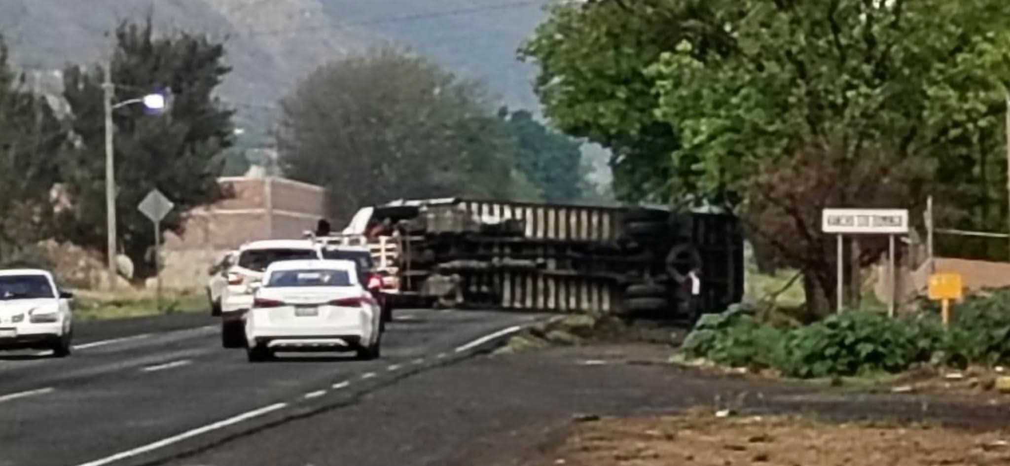 Vuelc4 tráiler en la carretera Tarímbaro-Zinapécuaro; solo hubo dañ0s materiales