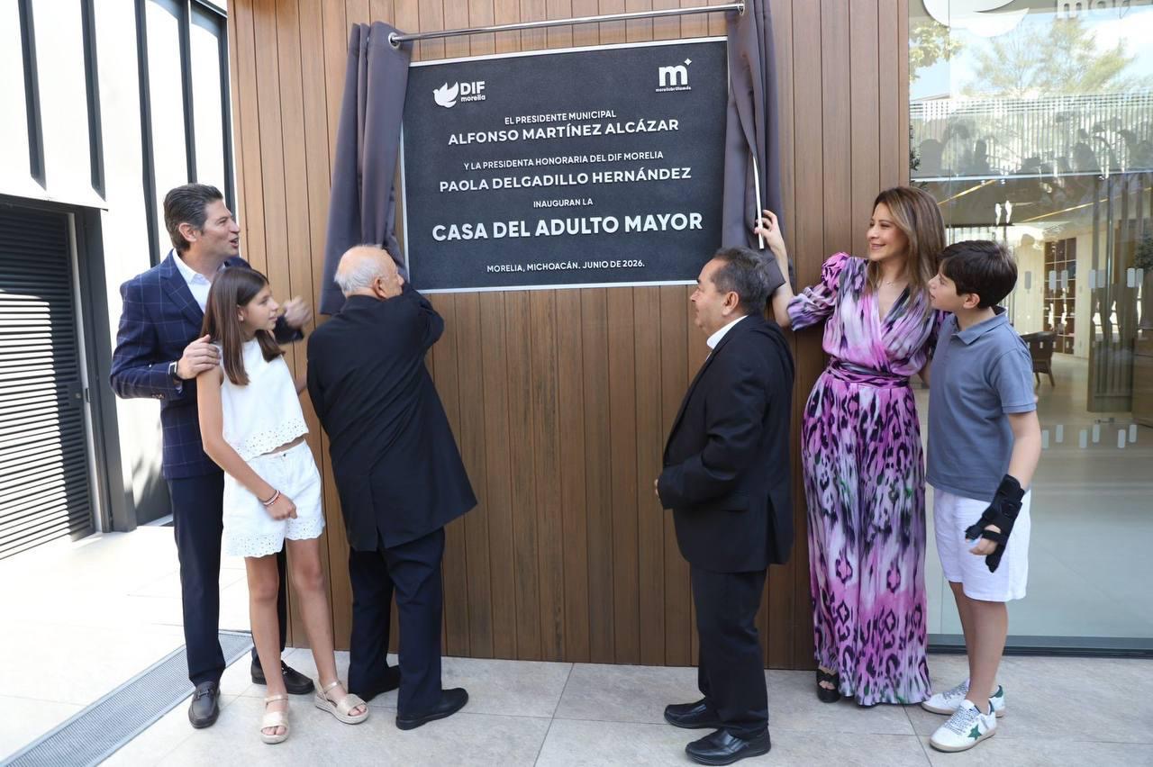 Alfonso Martínez y Paola Delgadillo inauguran la Casa del Adulto Mayor