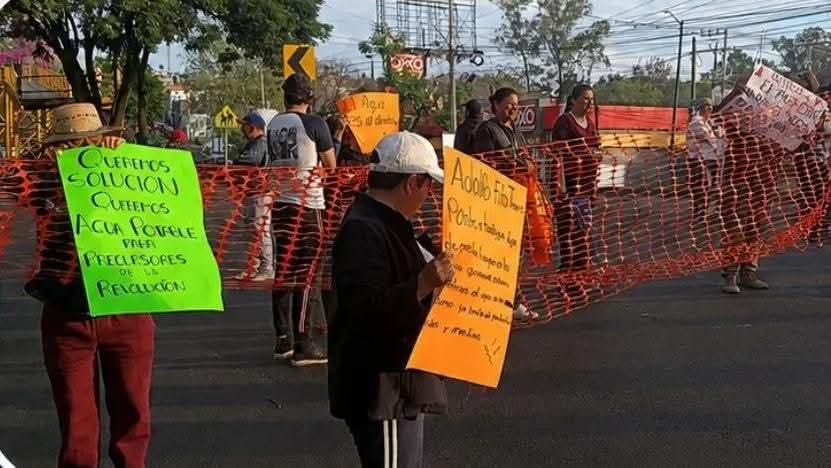 Bloquean vecinos el Libramiento Norte de Morelia por falta de agua en sus colonias 