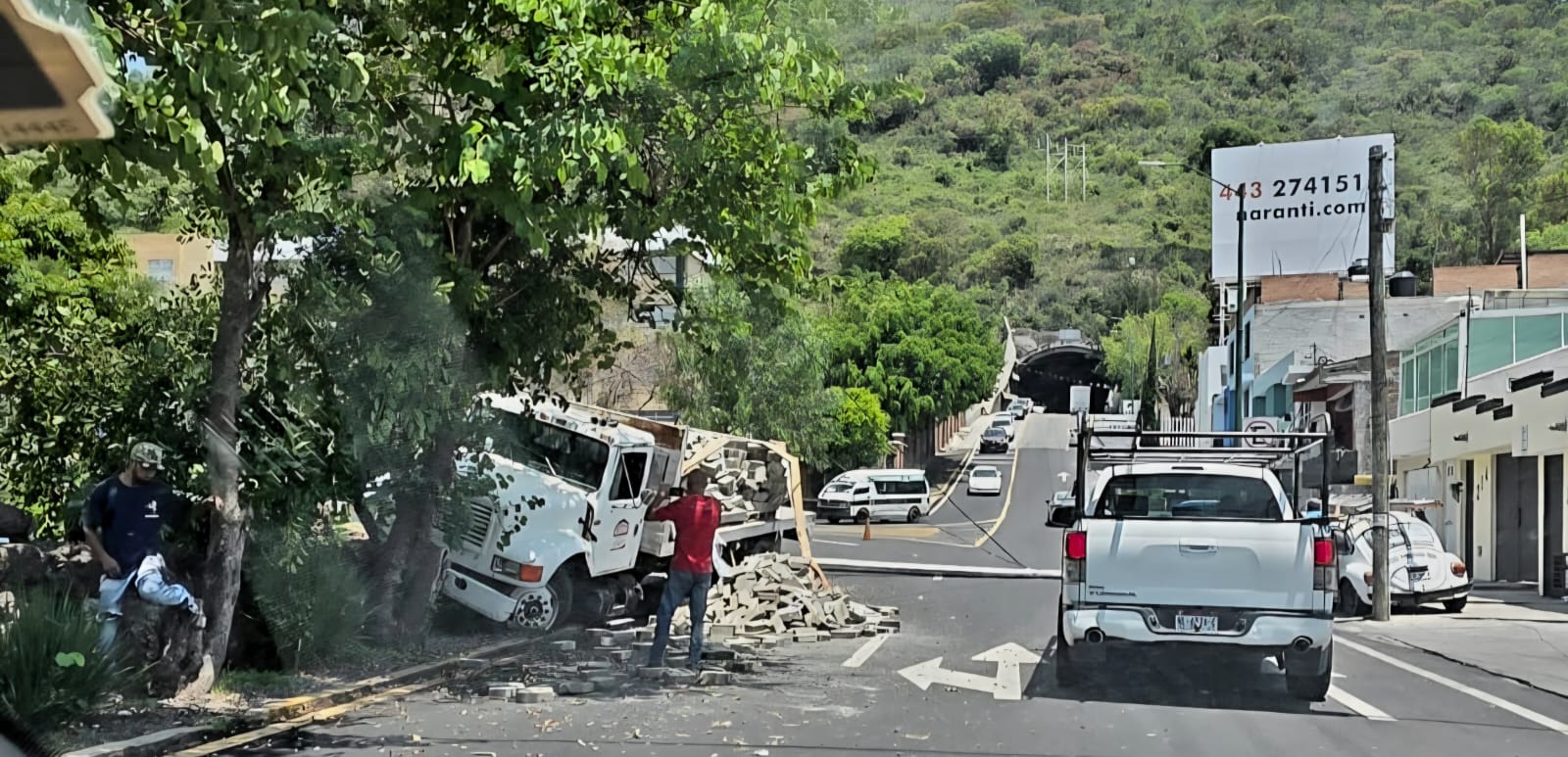 Camión de "Bloquemich"se estrella contra camellón de la avenida Rotarismo, al sur de Morelia 