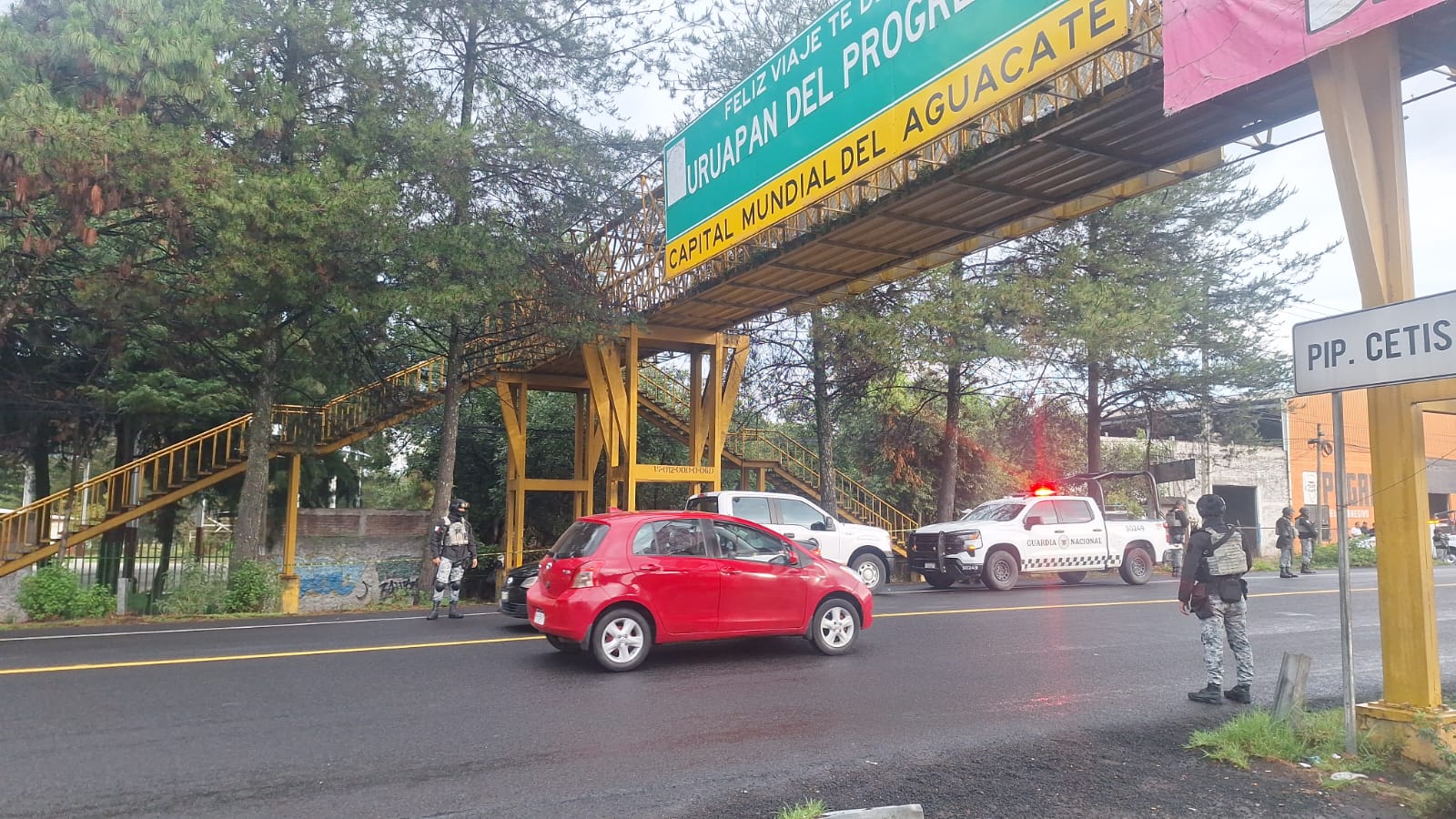 Localizan a joven mujer sin vida en el puente del Cetis 27, sobre la carretera Uruapan-Paracho 