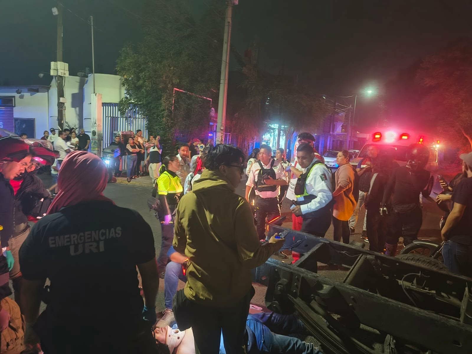 Vehículo atropella a tripulantes de una moto en la colonia Prados Verdes de Morelia