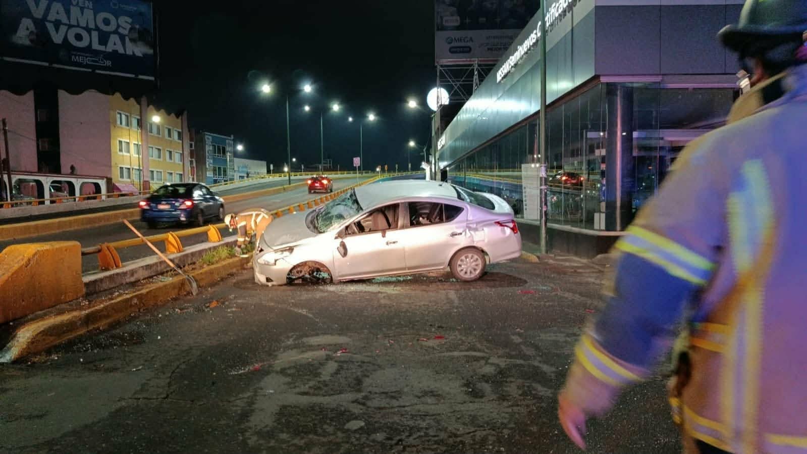 Vuelc4 auto en avenida Madero Poniente de Morelia; hay dos herid0s leves