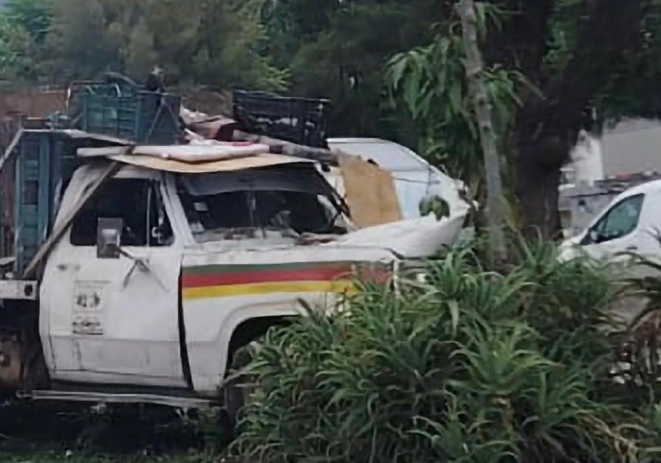 Camioneta de basura choca contra árbol de un camellón en el libramiento de Morelia; hay un lesionado