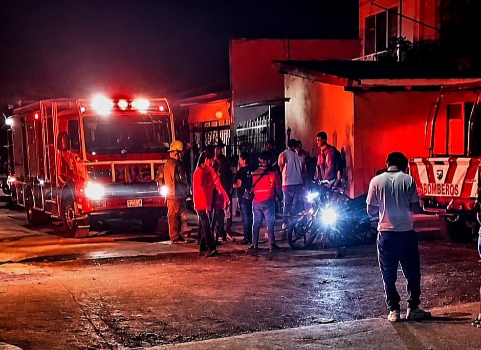 Se registra incendio en vivienda de colonia La Mora de Uruapan; hay dos lesionados
