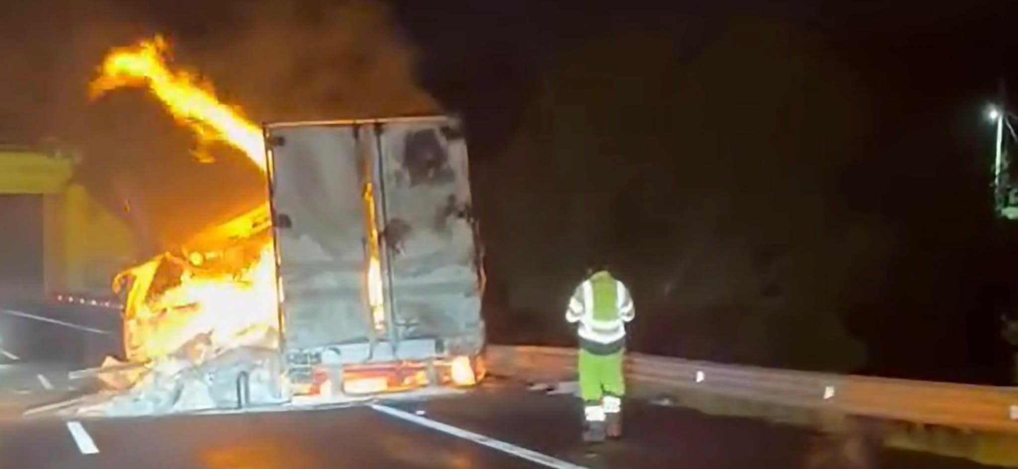 Arde caja de tráiler en la autopista México-Guadalajara, en Maravatío