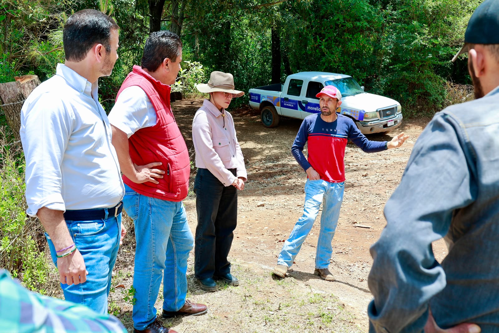 Yankel Benítez supervisa caminos rurales junto con la Saderm
