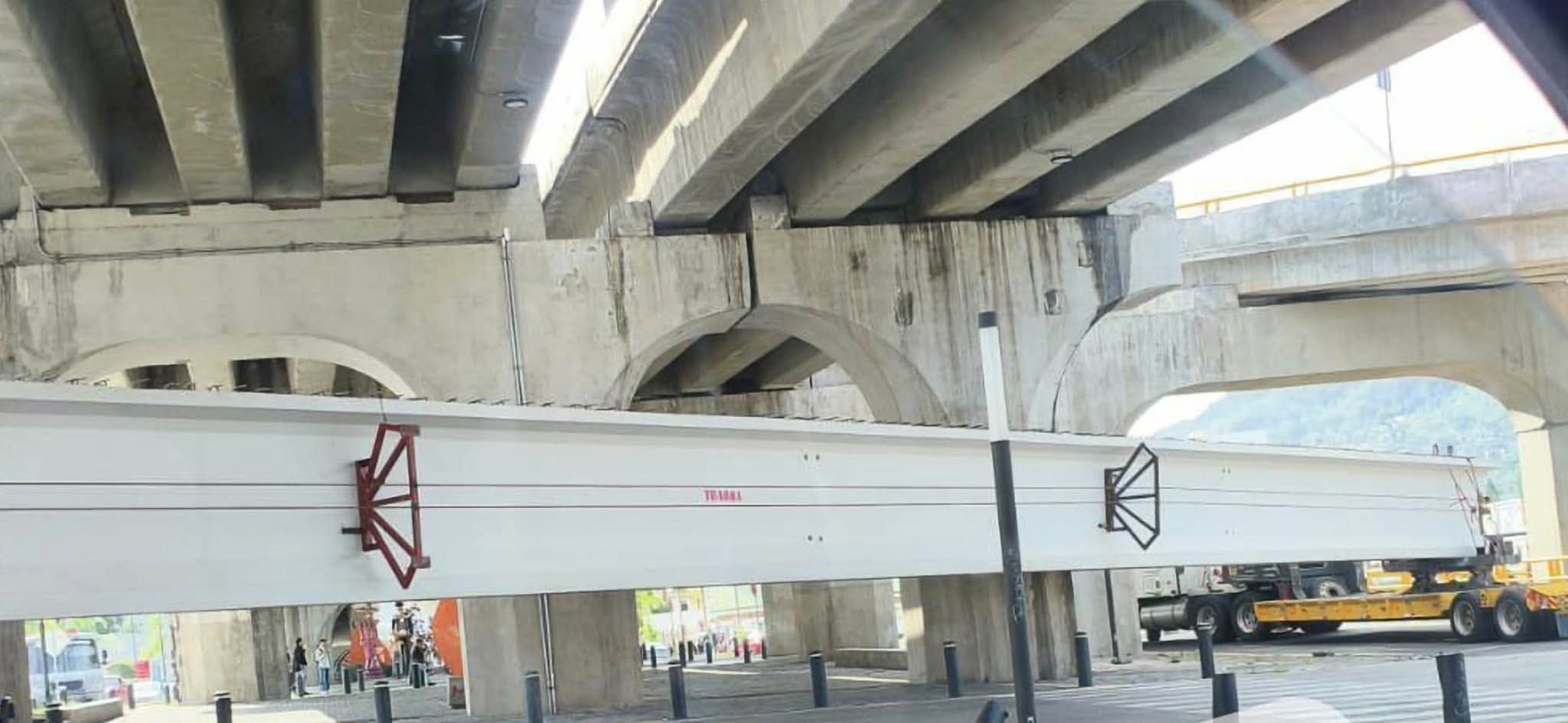 Tractocamión que transportaba una trabe ballena queda atorado en el Distribuidor Vial de Salida a Mil Cumbres