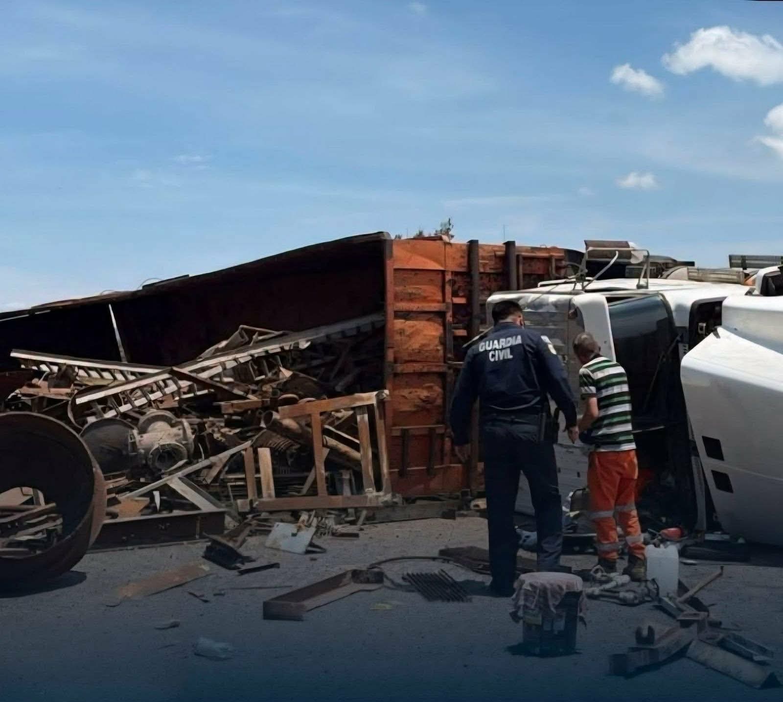 Vuelca tractocamión en la autopista Morelia-Salamanca; no hay lesionados