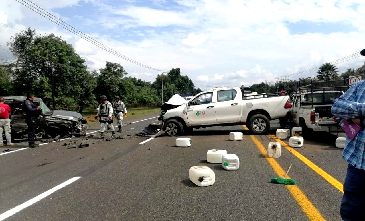 Dos heridos en aparatoso choque de camionetas, en la Uruapan – Paracho