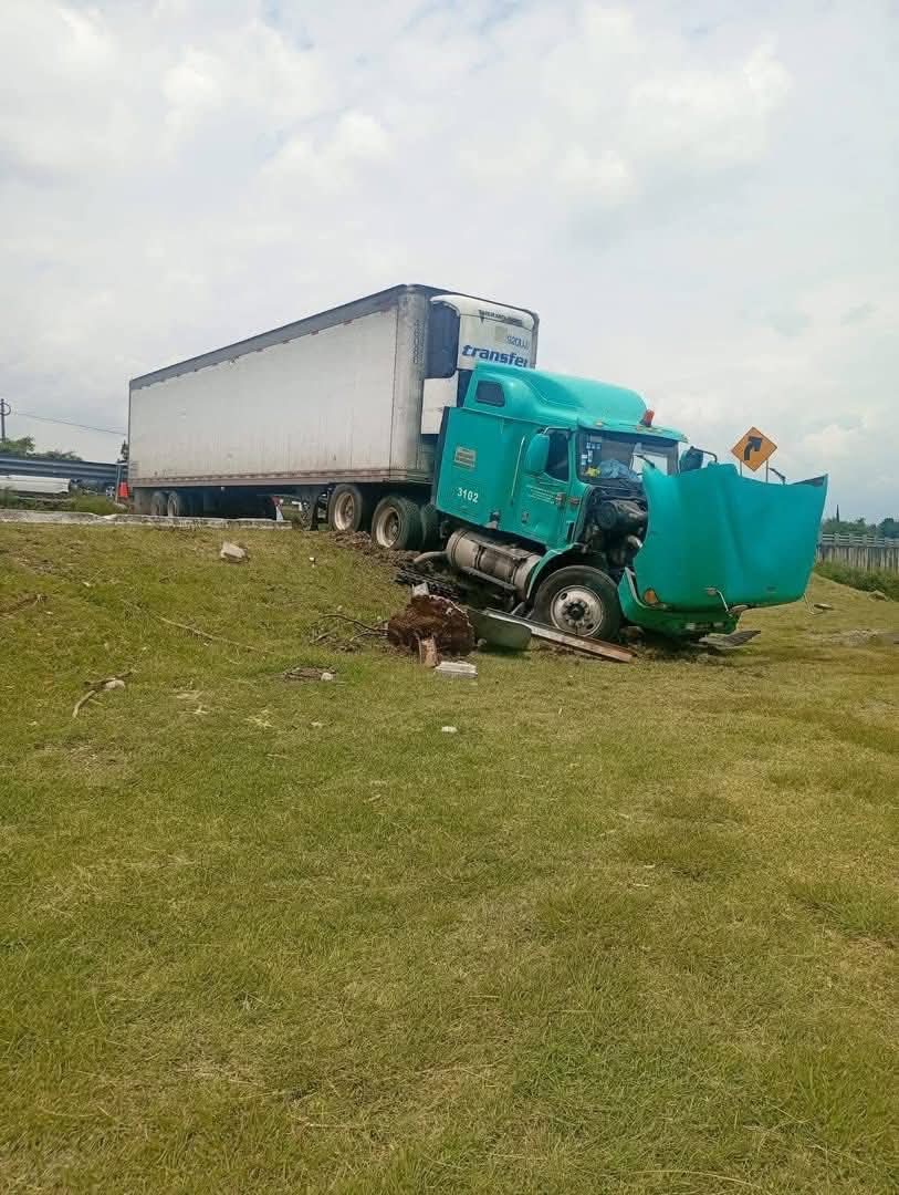 Choque entre tráileres provoca caos vial en la Autopista de Occidente; filas duraron más de dos horas