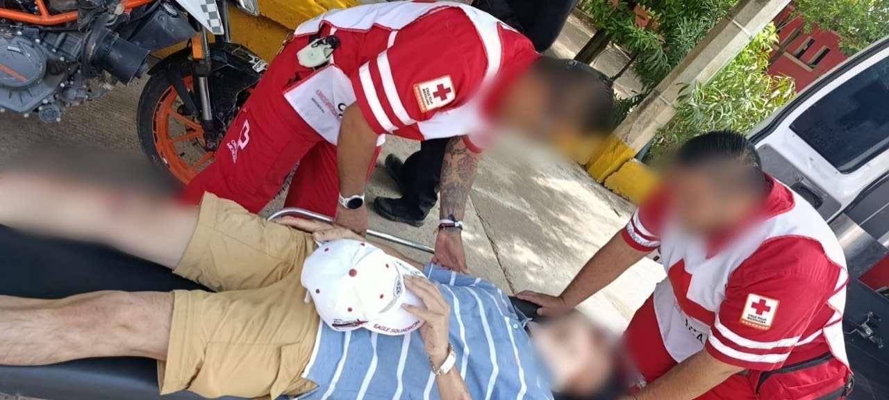 Motociclista herido al chocar contra unidad del transporte público, en Huetamo