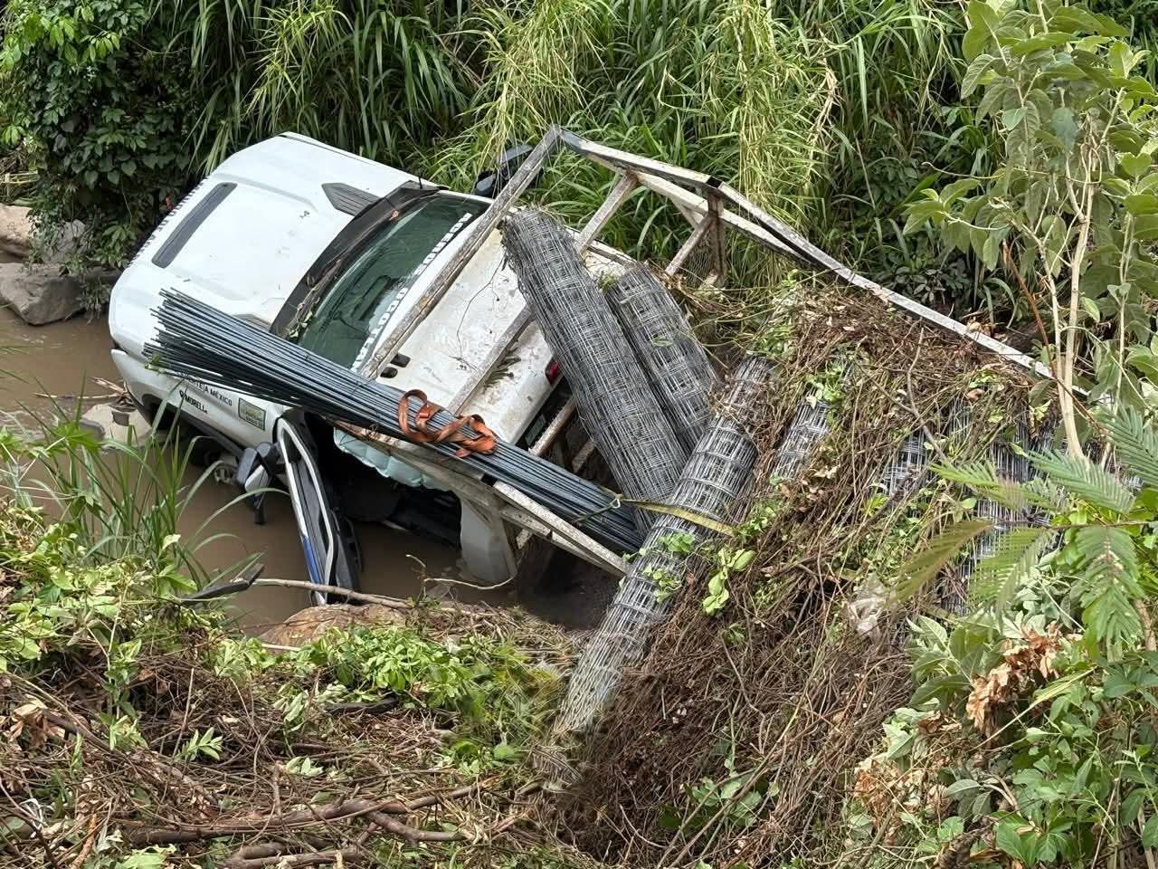 Camioneta cargada con varilla cae a barranco en la Tacámbaro-Turicato