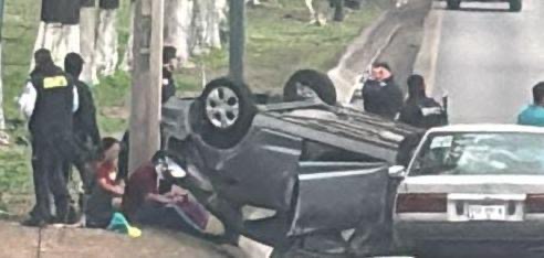 Vuelc4 camioneta en el Libramiento Norte de Morelia; hay lesionad0s leves