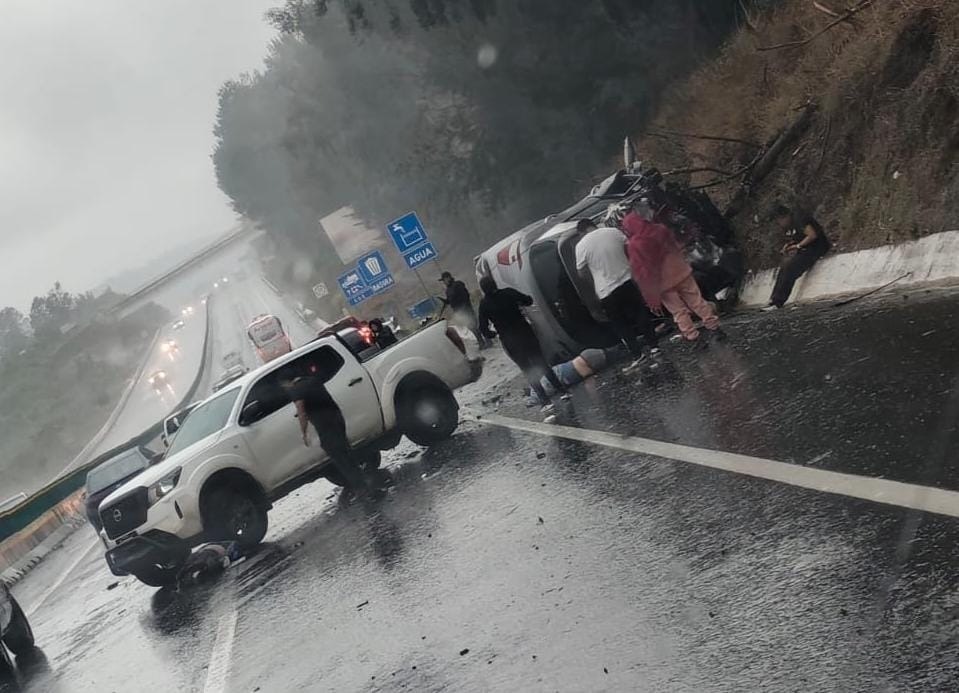 Choque - volcadura deja dos personas sin vida, en la autopista Siglo XXI 