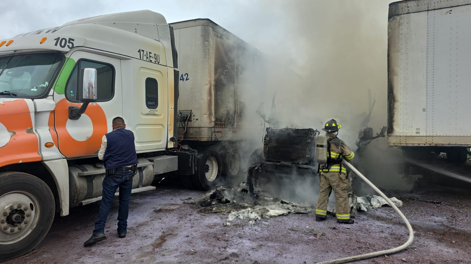Arde tractocamión en patio de maniobras del Grupo Ortiz en Morelia 