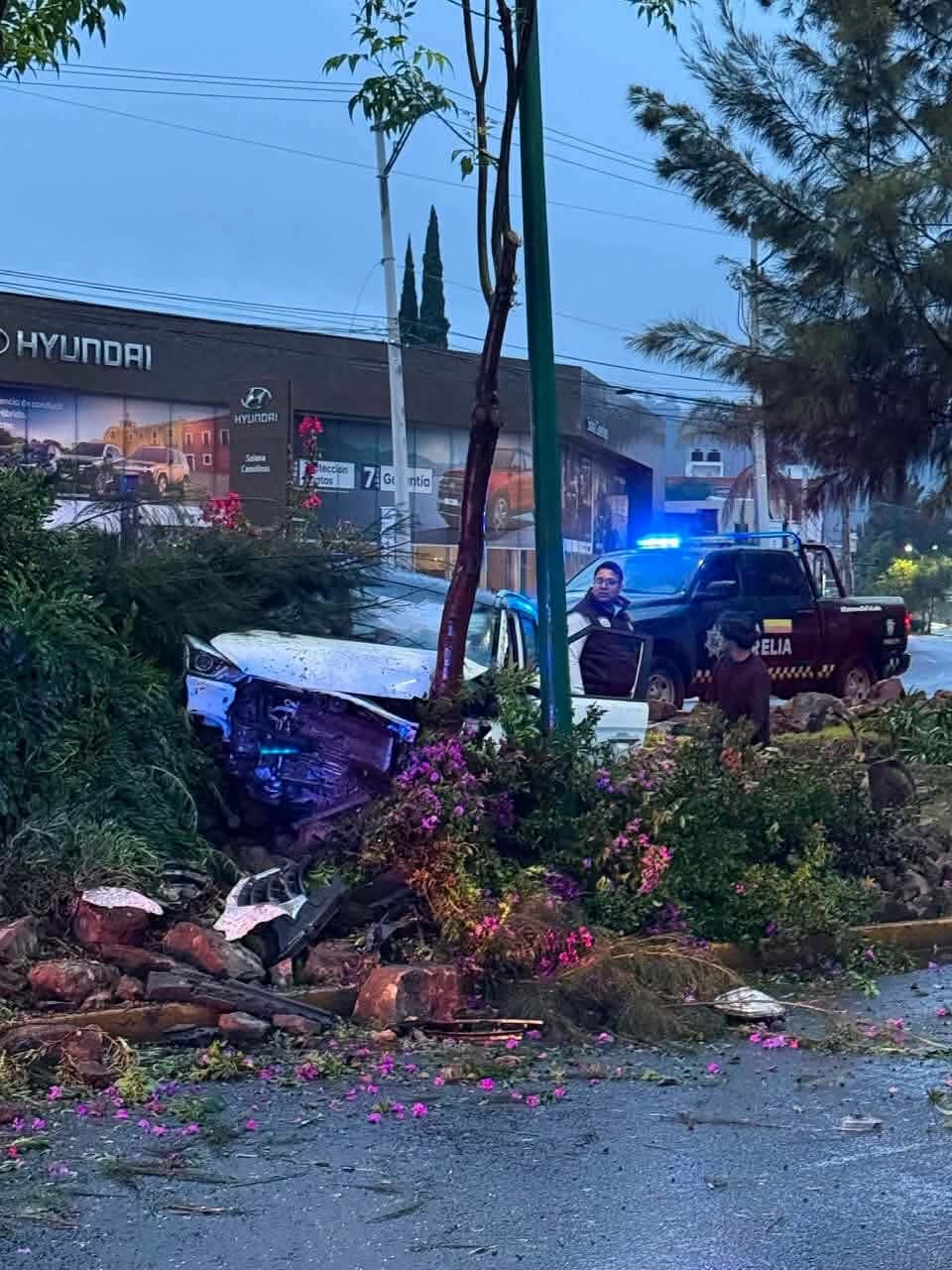 Se registra choque de camioneta contra árbol en el Libramiento Sur de Morelia 