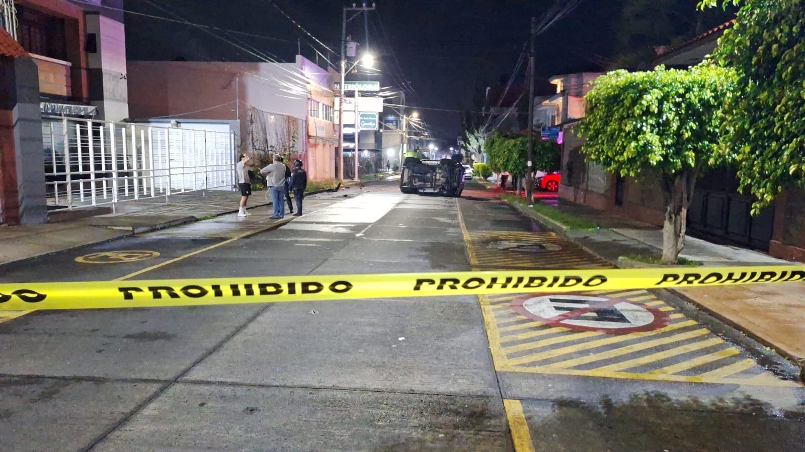 Conductor de camioneta vuelca y muer3, tras ser atacad0 a balazo0, en el Barrio La Magdalena de Uruapan