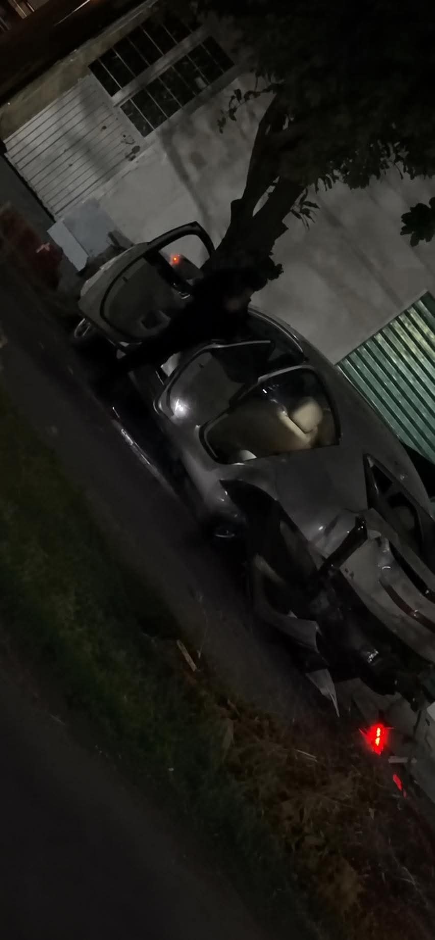Persecución y balacera termina con aun auto chocado, en Apatzingán