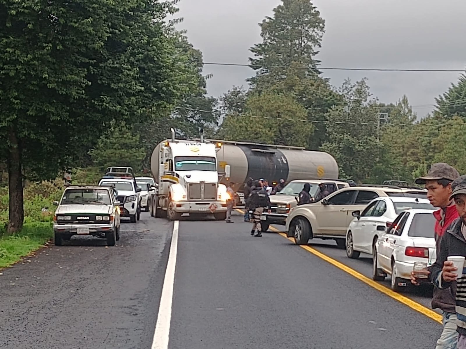 Pobladores cierran carretera Uruapan–Paracho–Pomacuarán para exigir seguridad