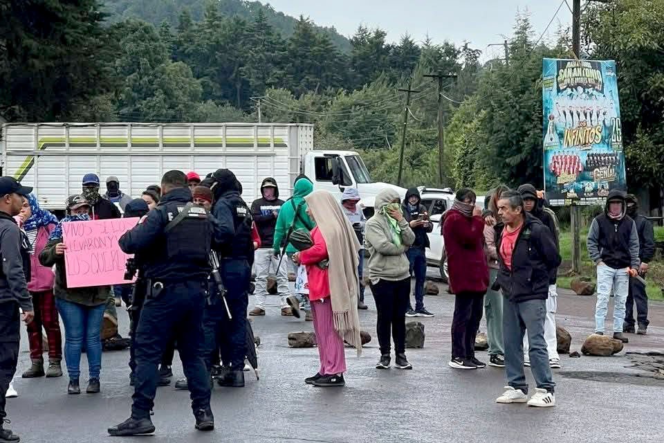 Con bloqueos carreteros en exigen la búsqueda de 3 desaparecidos, en Salvador Escalante