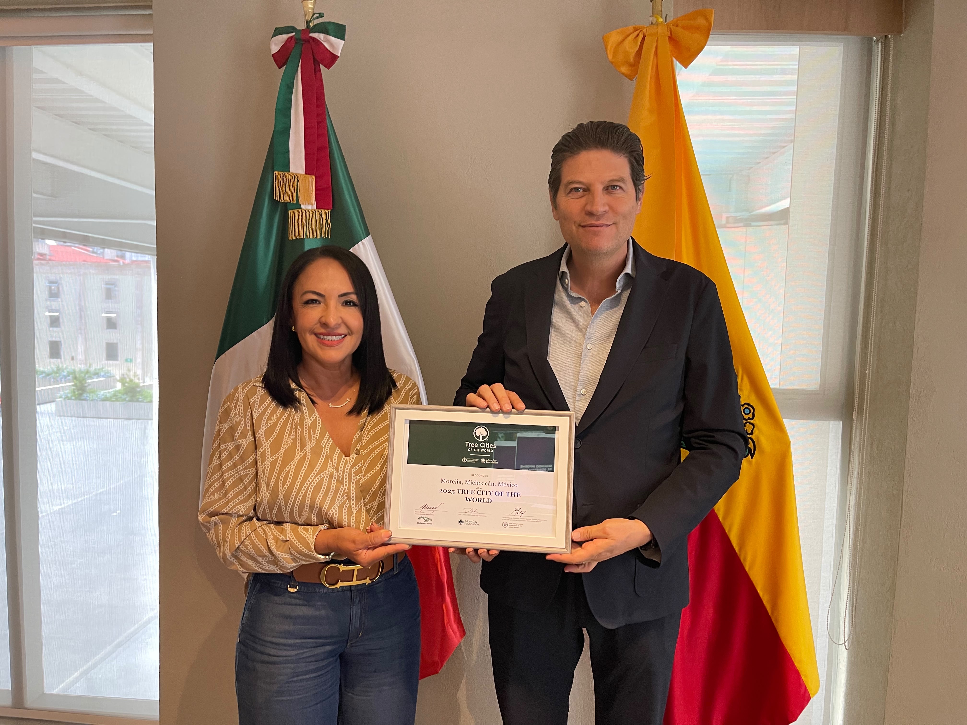 Recibe Alfonso Martínez reconocimiento internacional que distingue a Morelia como ‘Ciudad Árbol’