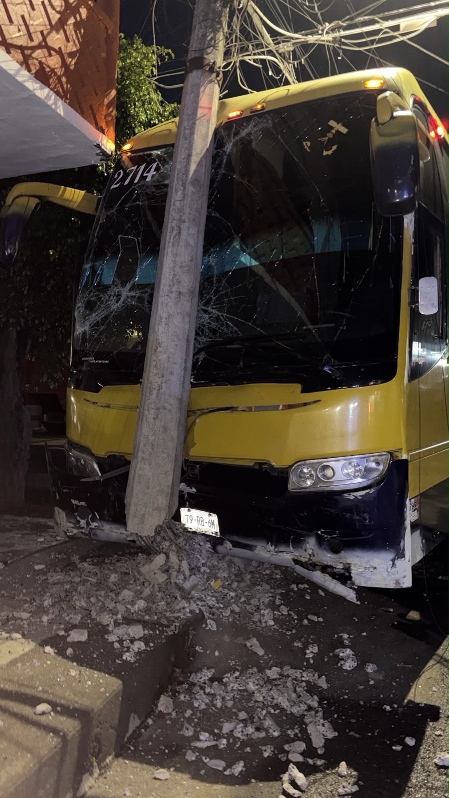 Autobús sin frenos choca contra vehículos y un poste de la CFE, en Uruapan