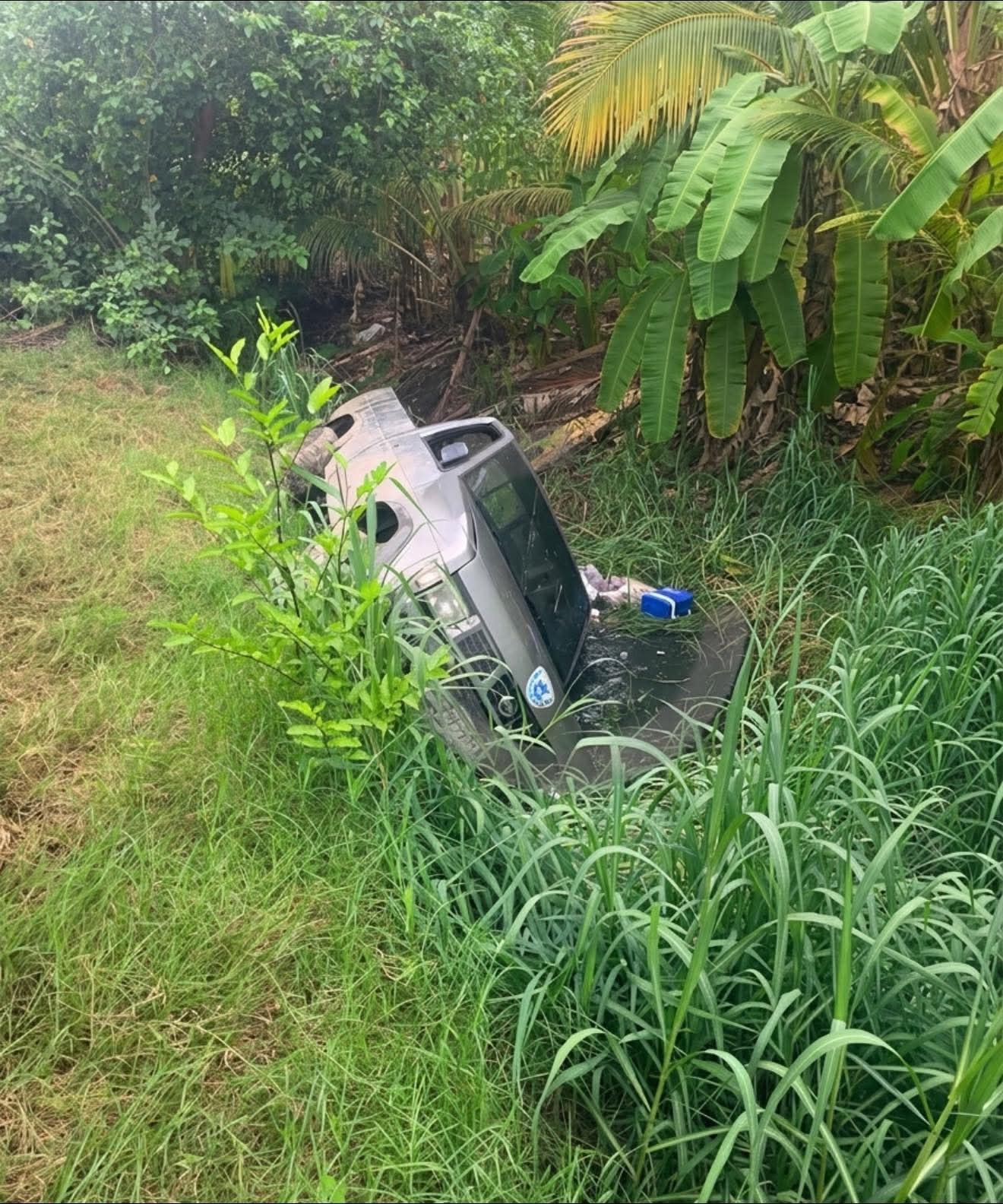Hallan a dos hombres muertos dentro de camioneta volcada, en El Habillal