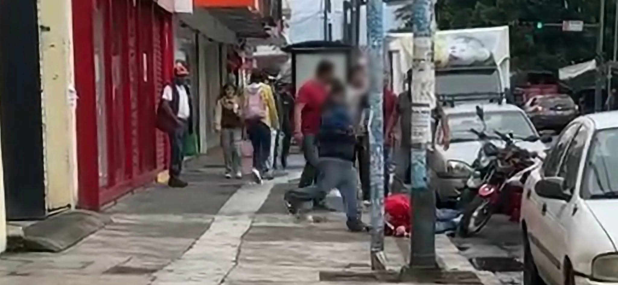 Le propinan brut4l golpiz4 a presunto l4drón en la colonia Ventura Puente, al sur de Morelia 