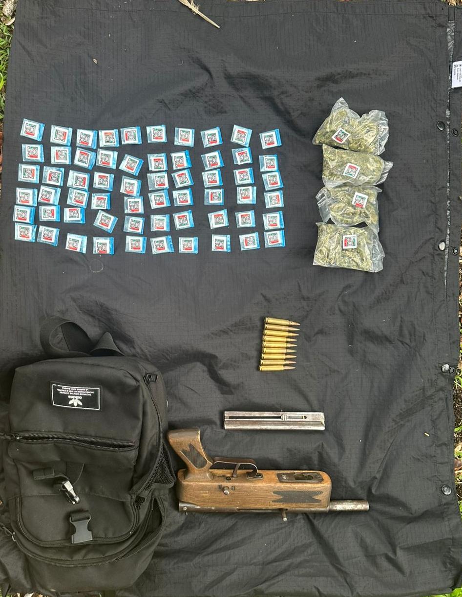 Delincuentes abandonan mochila con arma, cartuchos y droga, en Zamora 