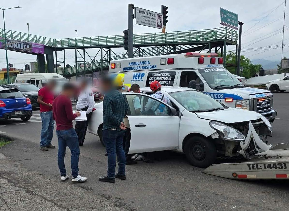 Se registra choque entre dos autos en el Libramiento Sur de Morelia; hay dos personas heridas