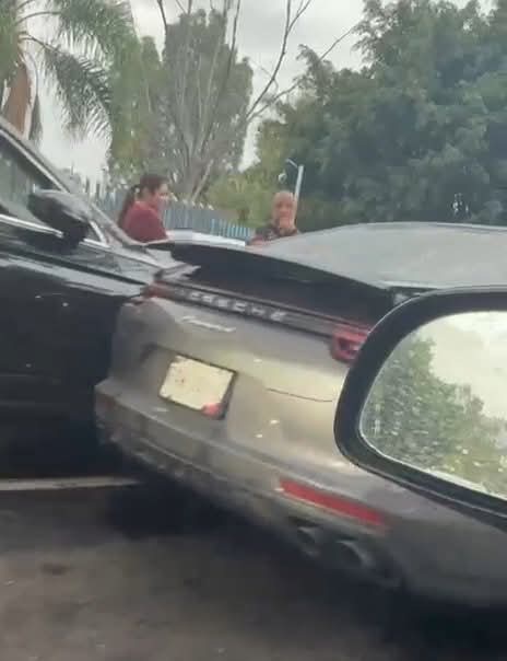 Ocurre choque entre Jetta y costoso Porsche sobre Calzada Ventura Puente, en Morelia