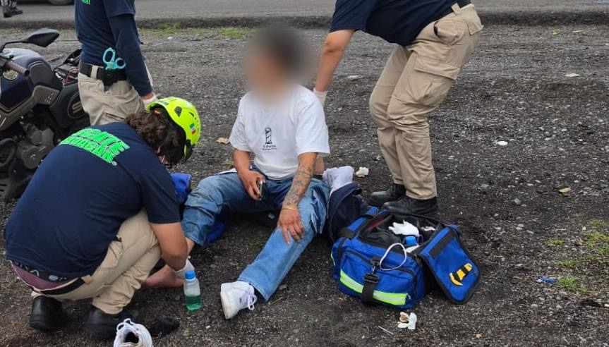 Motociclista sufre accidente en la carretera Zamora-Tangancícuaro