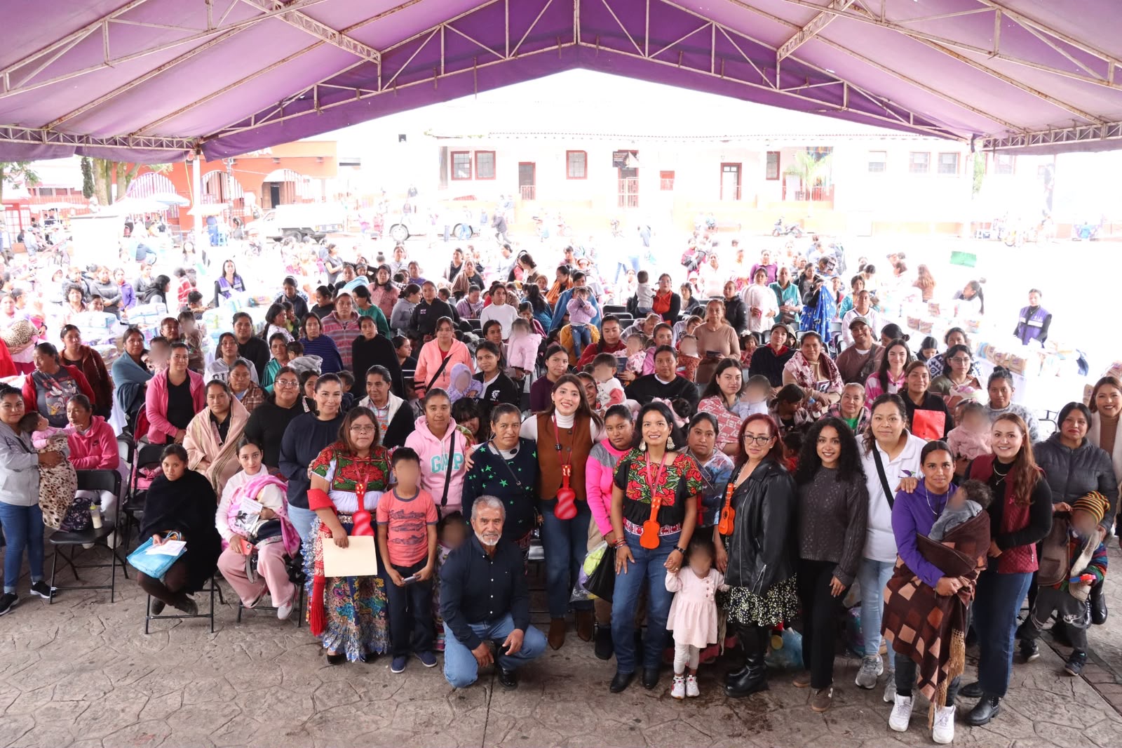Caravana Jalo por las Mamás entrega 24 mil pañales en Paracho