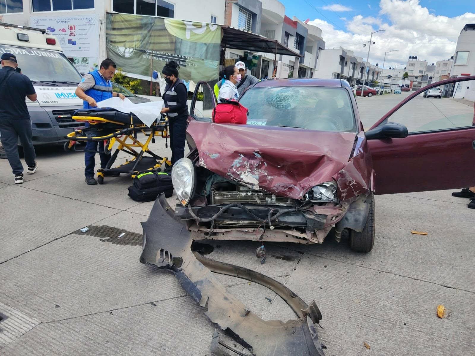 Ocurre choque entre dos vehículos en Jardín de la Montaña; hay una herida 