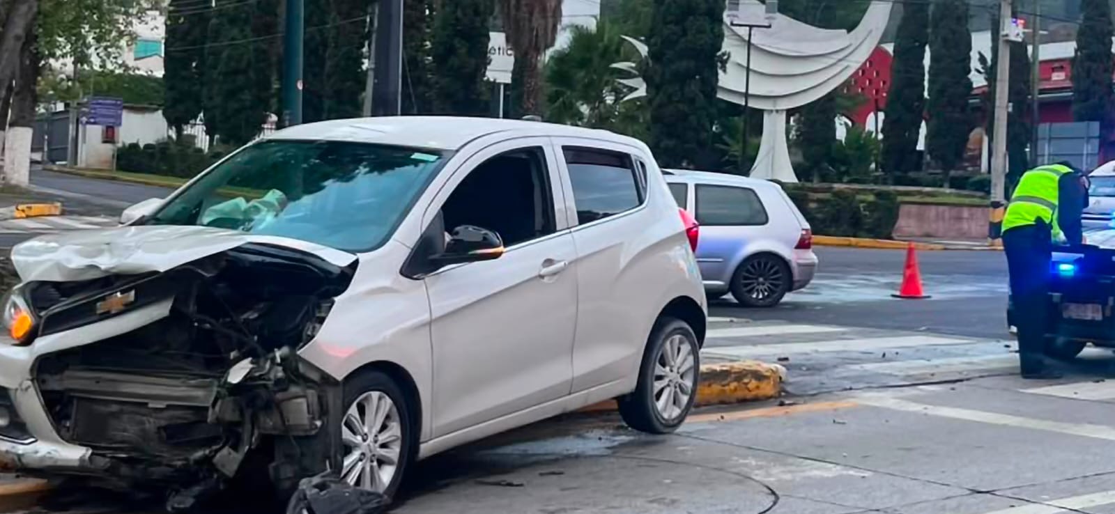 Se registra choque entre dos autos sobre avenida Camelinas, al sur de Morelia 