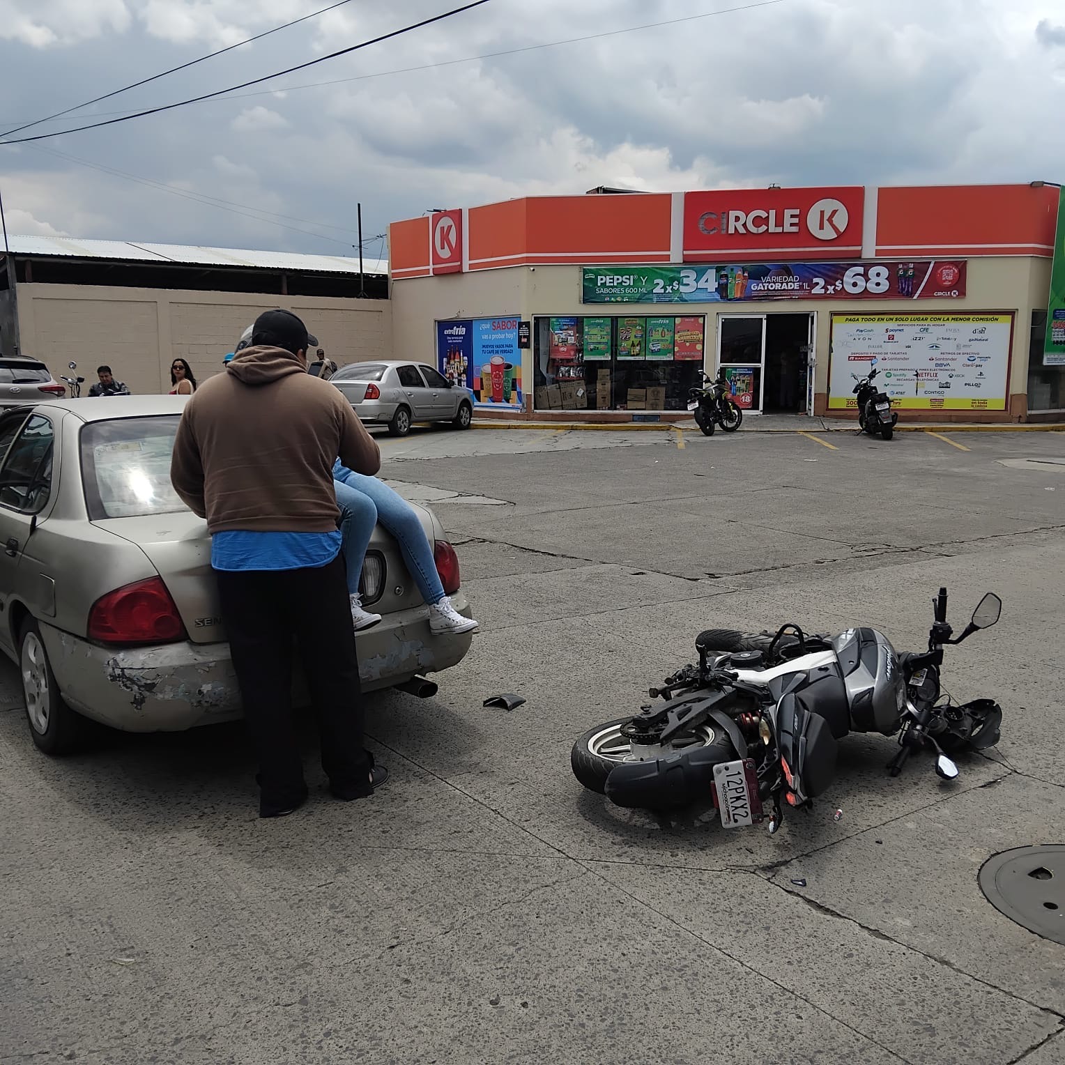 Motociclista herida tras chocar contra auto en la colonia Industrial 