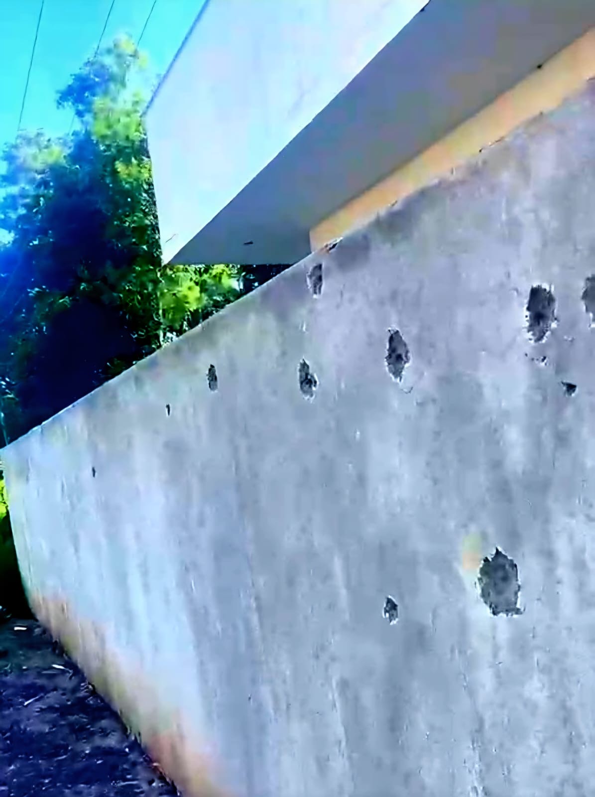 Delincuentes rafaguean caseta policial y patrulla en Tingüindín; un policía levemente herido