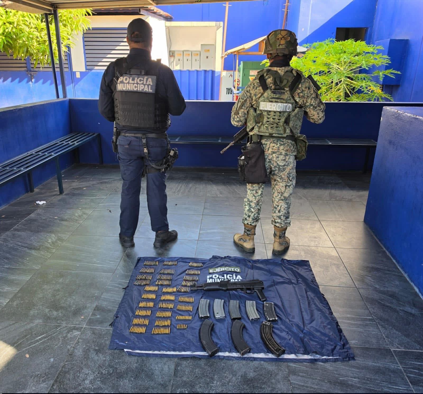 Autoridades aseguran auto con armamento en Lázaro Cárdenas